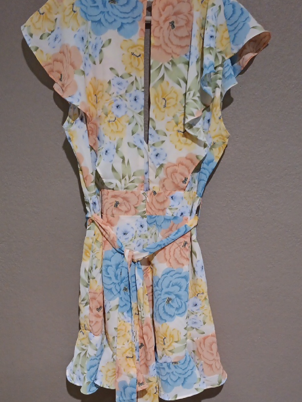 bigHitFloral Ruffle V-Neck Romper with Belt - Picture 5 of 10
